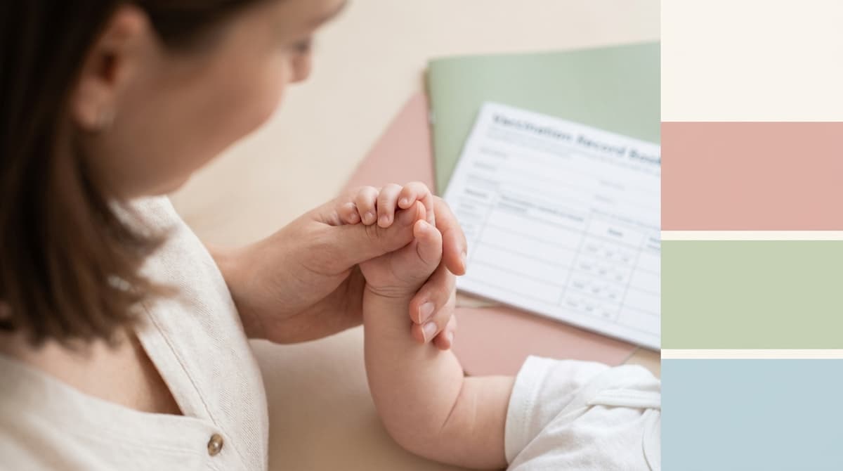 Une mère tenant tendrement son bébé, dans une ambiance douce et rassurante aux couleurs pastel, symbolisant la santé et la protection.