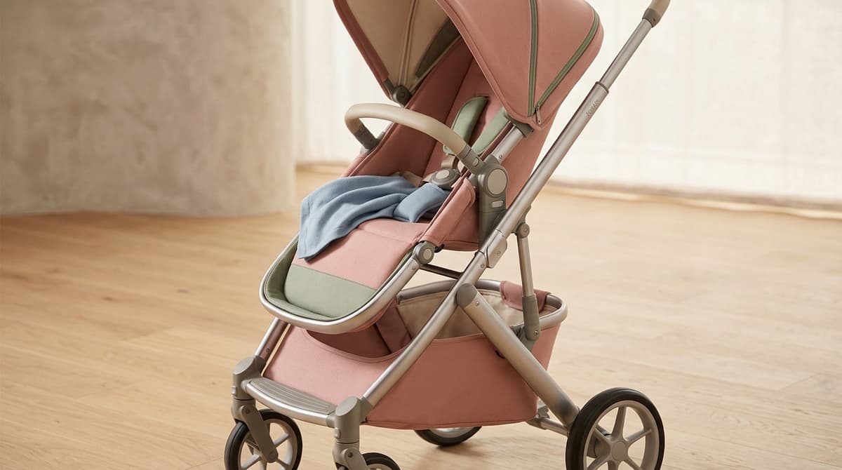 Une poussette moderne et élégante dans des tons pastel doux, prête pour une sortie avec bébé.